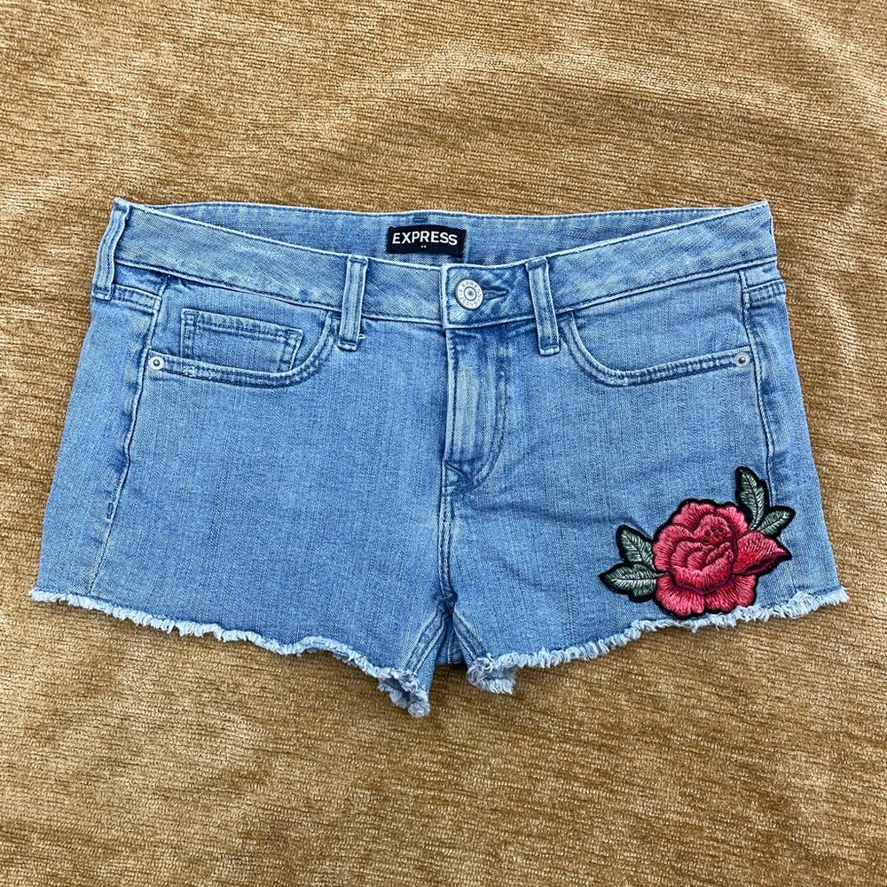Express low rise shortie, size 6, fringe hem, embroidered rose